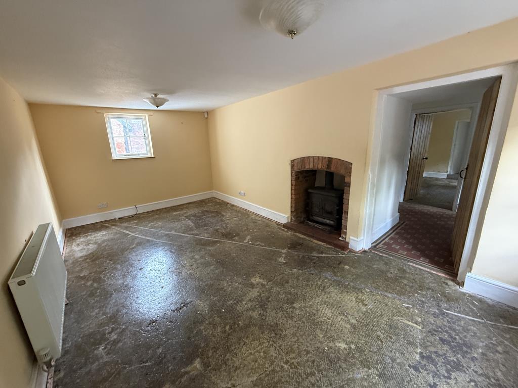 Lot: 181 - CHARACTER COTTAGE FOR UPDATING IN VILLAGE LOCATION - Main reception room